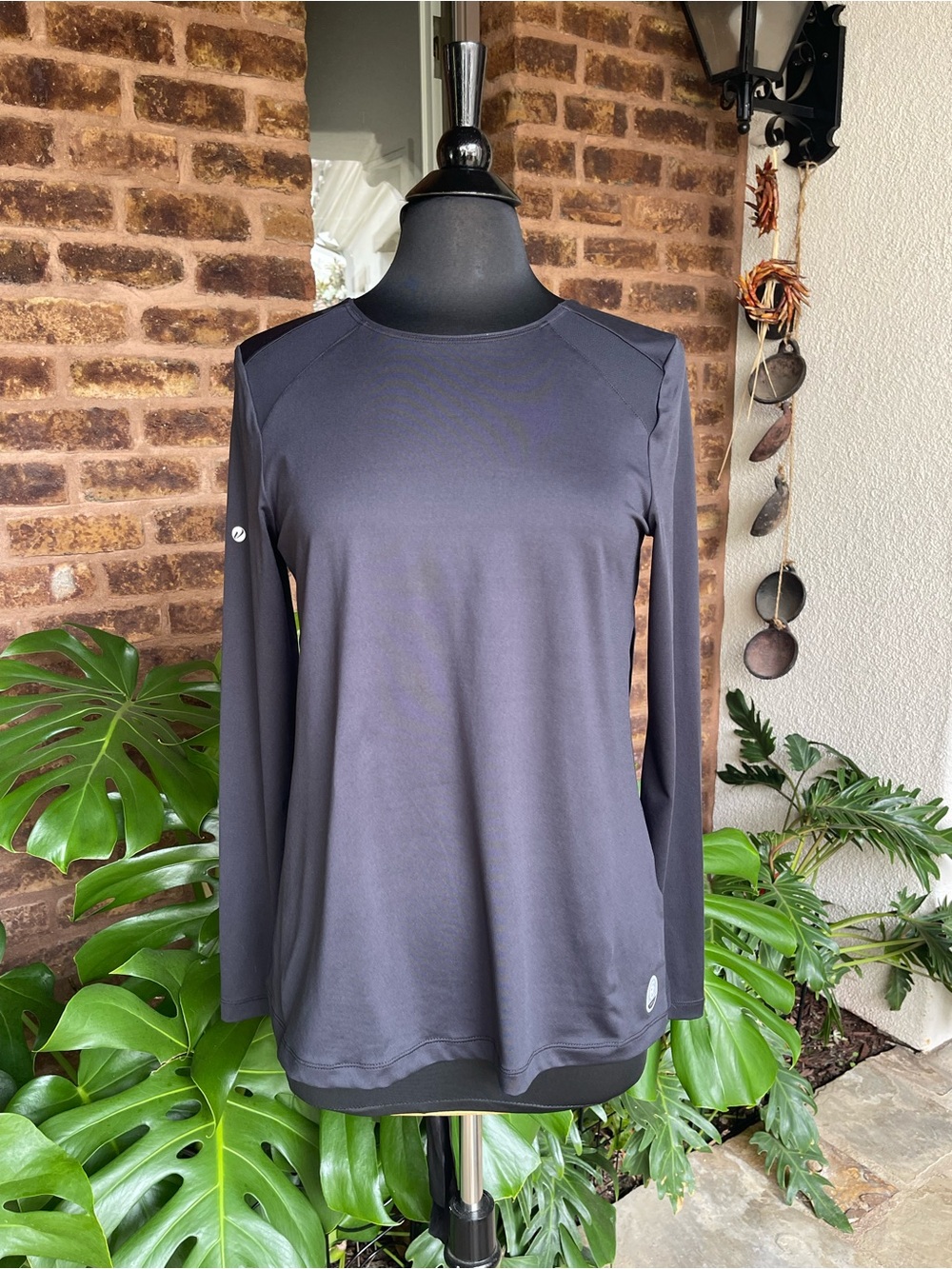Vewewear Long-Sleeve Crew Top in Black, beautiful back detailing